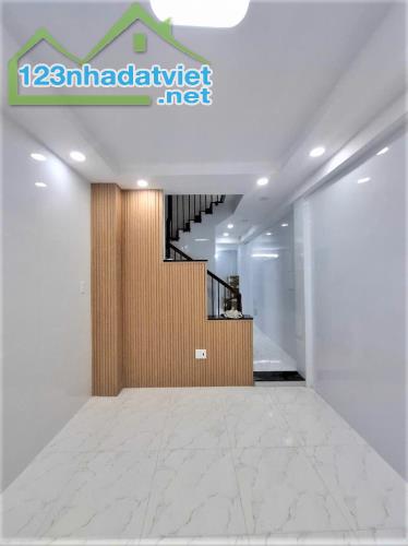7.2 TỶ - NHÀ MỚI CAO THẮNG QUẬN 10 - HẺM XE HƠI THÔNG - 45M2 3 TẦNG 3PN KHÉP KÍN - VUÔNGA4