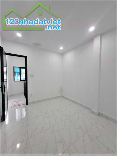 7.2 TỶ - NHÀ MỚI CAO THẮNG QUẬN 10 - HẺM XE HƠI THÔNG - 45M2 3 TẦNG 3PN KHÉP KÍN - VUÔNGA4 - 4