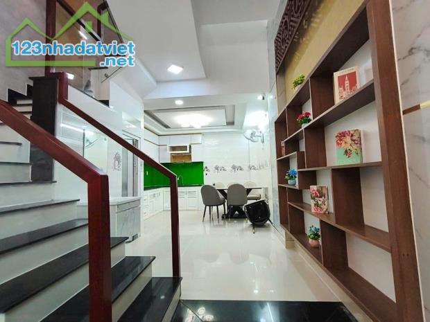 NHÀ ĐẸP QUANG TRUNG GV - GẦN NGÃ 3 VỚI TÂN SƠN - DT 52M² - HXH VÔ NHÀ - CHỈ 6.X TỶ - 3