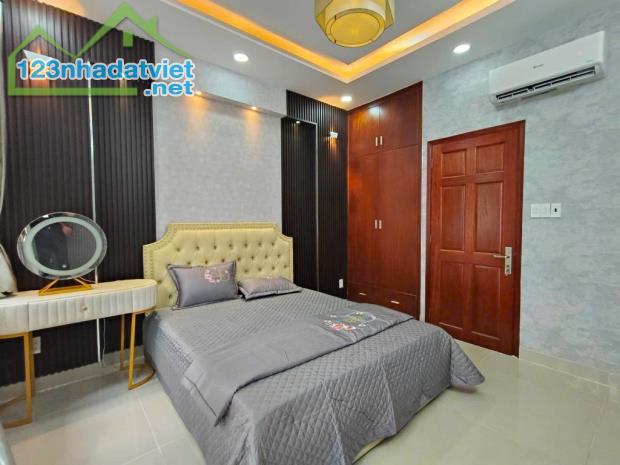 NHÀ ĐẸP QUANG TRUNG GV - GẦN NGÃ 3 VỚI TÂN SƠN - DT 52M² - HXH VÔ NHÀ - CHỈ 6.X TỶ - 4