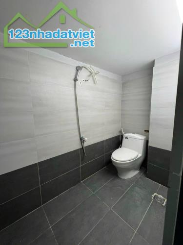 MẶT TIỀN 5 TẦNG- GẦN CHỢ CÂY XOÀI

6M NGANG - 12 PHÒNG - D TIỀN 55TR/ THÁNG