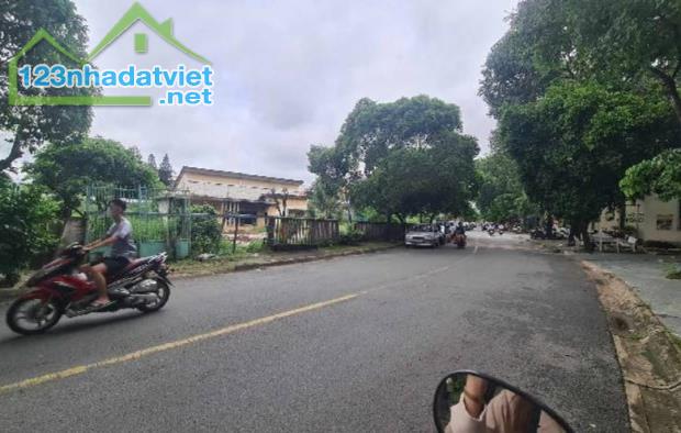 CẦN BÁN BIỆT THỰ LÀNG GIÁO SƯ ( LÀNG ĐẠI HỌC THỦ ĐỨC ) 1679M. BÁN 145 TỶ. TL. - 1