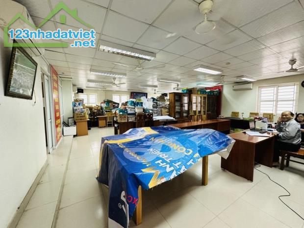Bán tòa văn phòng đường xuân la quận Tây Hồ 135m2 mặt tiền 9m vỉa hè ô tô tránh giá 80 tỷ - 2