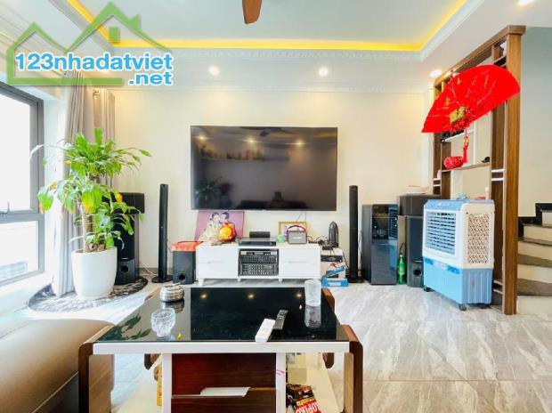 Bán nhà Bát Khối , có DT 36 m2 , xây 6 tầng , rao 6,5 tỉ ( có TL) - 2