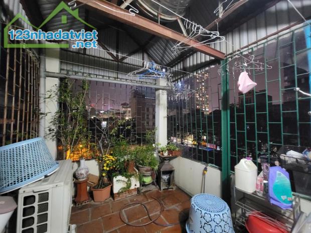 NHÀ ĐẤT TẠI CẦU GIẤY GẦN ĐƯỜNG Ô TÔ TRÁNH, GIÁ CHỈ 4.68 TỶ