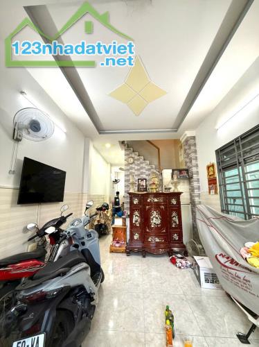 Bán nhà hẻm 3m thông 1 sẹc sát MT đường Quang Trung, P.14, 3,7 x 13, 3 tầng giá 4.69 tỷ - 4