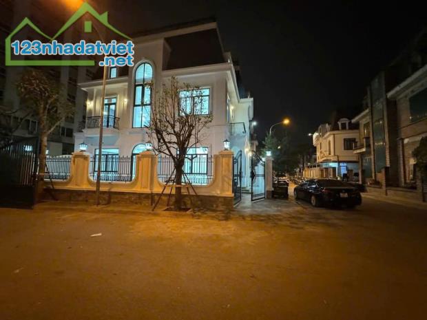 BIỆT THỰ SA ĐÔI - 3 MẶT TIỀN RẤT THOÁNG SÁNG - OTO CHẠY VÒNG QUANH - THÔNG 4 PHÍA, KD, MT