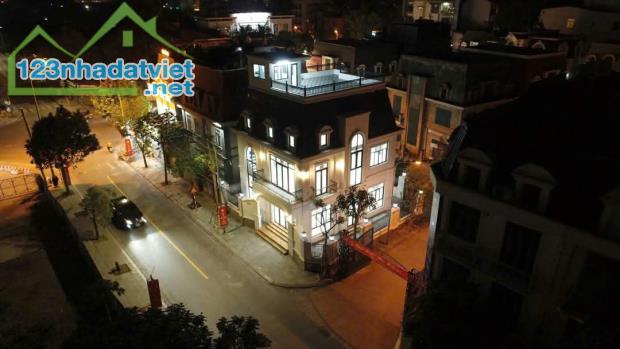 BIỆT THỰ SA ĐÔI - 3 MẶT TIỀN RẤT THOÁNG SÁNG - OTO CHẠY VÒNG QUANH - THÔNG 4 PHÍA, KD, MT - 4