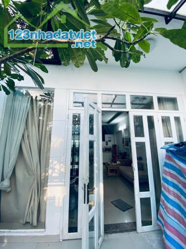 Nhà Quận 2 HXH, 4 tầng có sân thượng, 5x16, hướng Tây - 1