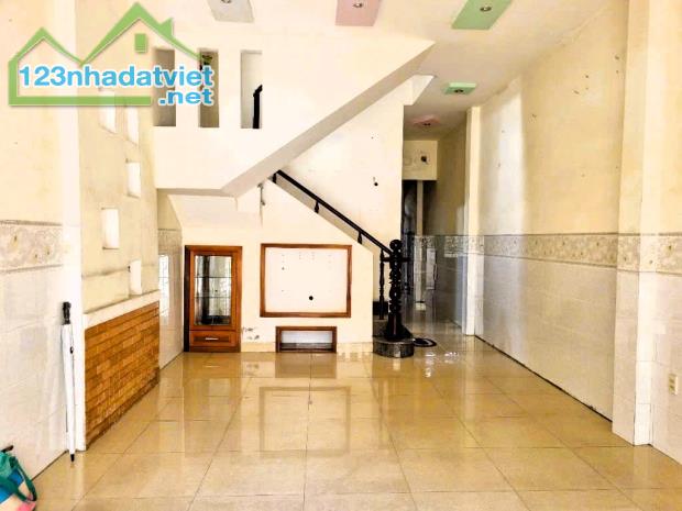 Cho thuê nhà nguyên căn mặt tiền đường 3, Trường Thọ, 7PN, 250m²