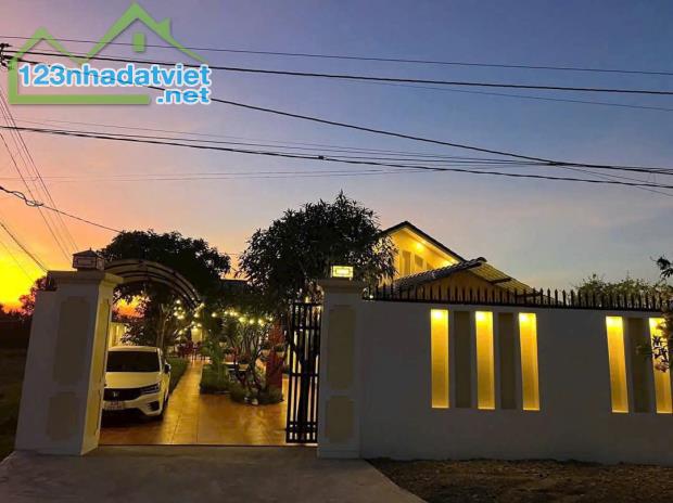 Villa hồ bơi nghỉ dưỡng huyện Châu Thành , Long An dt 458m2 4pn 2wc giá 3,5 tỷ