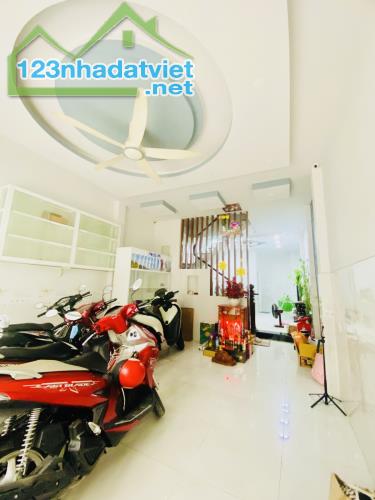 (S390) GIÁP QUẬN 11, Ô TÔ ĐỖ CỬA, SÁT MẶT TIỀN, NHÀ MỚI Ở NGAY. GIÁ 5T9.  💥 Vị trí ngay n - 3