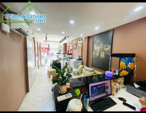 Mặt tiền VIP Nguyễn Đình Chiểu, P.1, Q.3, 80m2, năm tầng thang máy, giảm 5 tỷ còn 27 tỷ. - 3