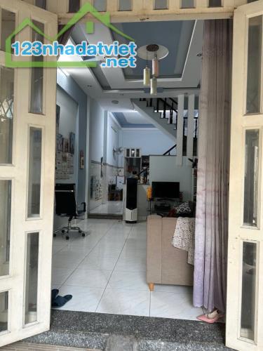 HẺM 1/  XE TẢI THÔNG BÀN CỜ - CHỢ THẠCH ĐÀ - 3 TẦNG SÂN THƯỢNG - 64 M2 - NHỈNH 6 TỶ - KHU - 4