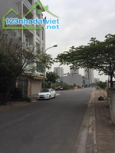 Nhà Đông Hội 100m2x3T, 3 ôtô tránh, Kdoanh, cạnh Vinhome Cổ Loa 14.9 tỷ 0976285499