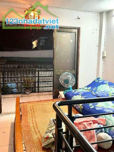 Bán nhà SÁT ĐƯỜNG LỚN, 2 phòng ngủ, HẺM THÔNG 2.5M, Đường Nguyễn Thị Thập, Quận 7.