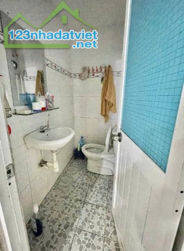 Bán nhà SÁT ĐƯỜNG LỚN, 2 phòng ngủ, HẺM THÔNG 2.5M, Đường Nguyễn Thị Thập, Quận 7. - 5