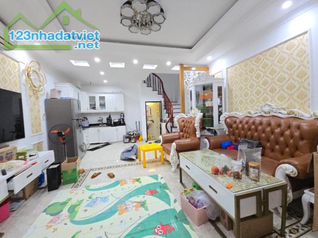 Nhà đẹp Thạch Bàn 38m 5tầng MT 4,5m Nội Thất Vip - Oto đỗ cửa 5,x tỷ