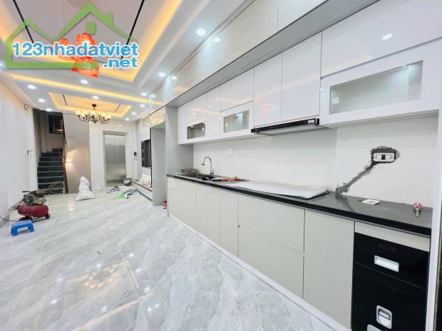 Cần bán gấp căn nhà khu đức giang, long biên 42m2- 6 tầng- giá bán 8,7tỷ - 2