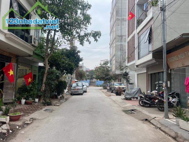 BÁN ĐẮT LA KHÊ HÀ ĐÔNG_PHÂN LÔ VỈA HÈ_LINH DOANH ĐỈNH CAO_TẶNG NHÀ CẤP 4_DT:50M_GIÁ 12,6TỶ - 2