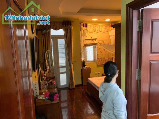 Phố Mễ Trì Thượng, Chính chủ Diện tích: 55m2 x 5 tầng, Mặt tiền: 4,5m Giá: 9 tỷ (Có thương