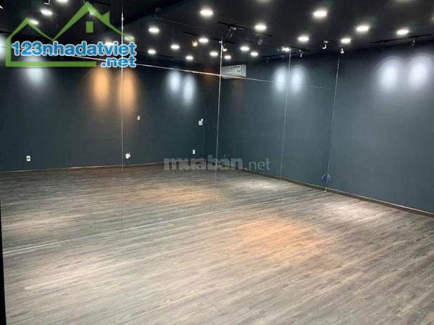 Top nhà vị trị đẹp 5.2 x 10m 1 trệt 4 lầu Trương Định Quận 3 TP.HCM