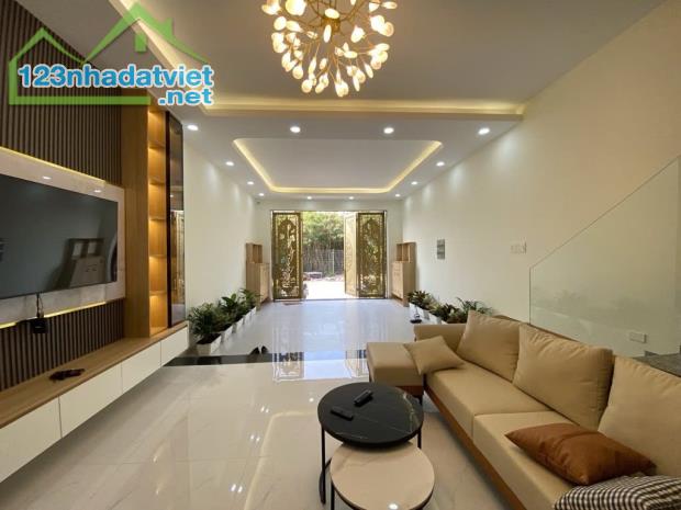 Bán nhà Quận 7, 90m², giá 14,9 tỷ, thang máy, giáp Phú Mỹ Hưng