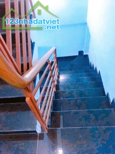 Bán nhà QUẬN 3, hẻm Cách Mạng Tháng Tám, Giá 9.4 Tỷ, 3 tầng - 4