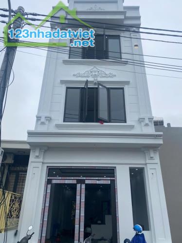 Bán Nhà 3 Tầng Ngõ 20 Cao Xanh. DT:52m2,MT:4.6m 2 Oto Tránh Nhau !!!