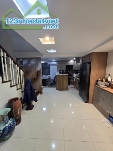 SIÊU XỊN!!! BIỆT THỰ GIỮA PHỐ -  PHÂN LÔ Ô TÔ - NỘI THẤT GỖ LIM - AN SINH SIÊU ĐỈNH - 2