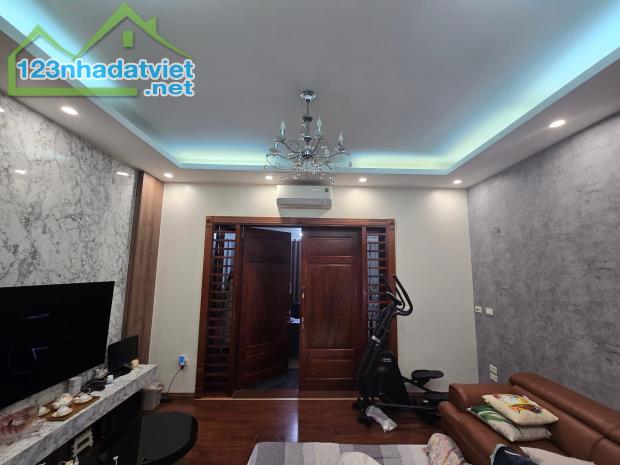 SIÊU XỊN!!! BIỆT THỰ GIỮA PHỐ -  PHÂN LÔ Ô TÔ - NỘI THẤT GỖ LIM - AN SINH SIÊU ĐỈNH