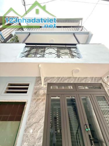 NHÀ 3 TẦNG ĐƯỜNG CÁCH MẠNG THÁNG 8 - Q 3 - HẺM THÔNG - DTSD GẦN 45M2 - 2PN - GIÁ 2.55 TỶ - 3