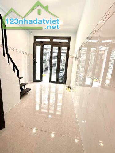 NHÀ 3 TẦNG ĐƯỜNG CÁCH MẠNG THÁNG 8 - Q 3 - HẺM THÔNG - DTSD GẦN 45M2 - 2PN - GIÁ 2.55 TỶ - 2