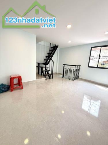 NHÀ 3 TẦNG ĐƯỜNG CÁCH MẠNG THÁNG 8 - Q 3 - HẺM THÔNG - DTSD GẦN 45M2 - 2PN - GIÁ 2.55 TỶ - 1