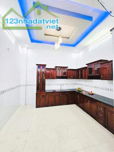 GẦN TÊN LỬA - 4 TẦNG - 4 x 13 - ĐƯỜNG NHỰA 6M - GIÁ BÁN 5,05T.ỷ Vị trí: cách Tên Lửa 2 phú - 2