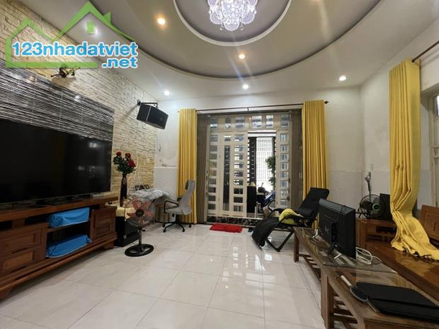 Bán Villa đẳng cấp Lê Văn Lương, Nhà Bè – 200m², Chỉ Hơn 11 Tỷ