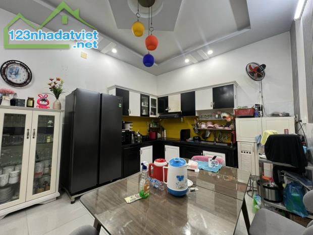 Bán Villa đẳng cấp Lê Văn Lương, Nhà Bè – 200m², Chỉ Hơn 11 Tỷ - 1