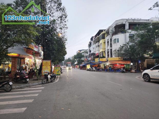 Em bán căn nhà đối diện chợ Văn La trục kinh doanh đỉnh đường và vỉa hè cực rộng. - 1