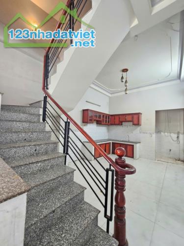Bán mặt tiền chợ Tân Thới Hiệp - Quận 12 sát Gò Vấp - chuẩn bị mở đường 25m.  Nhà 3 tầng - 2