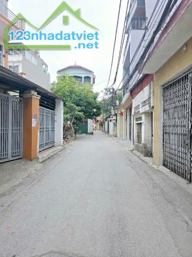 BÁN NHÀ THẠCH BÀN - LONG BIÊN - Ô TÔ LÙI VÀO - TIỆN ÍCH NGẬP TRÀN  🏡 Diện tích: 53m² – Mặ