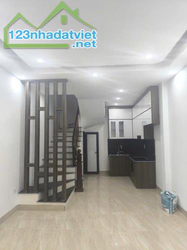 Chính Chủ Bán Nhà Thạch Bàn, 32m² x 5 Tầng, Oto Đỗ Cổng, Giá 5,4 Tỷ