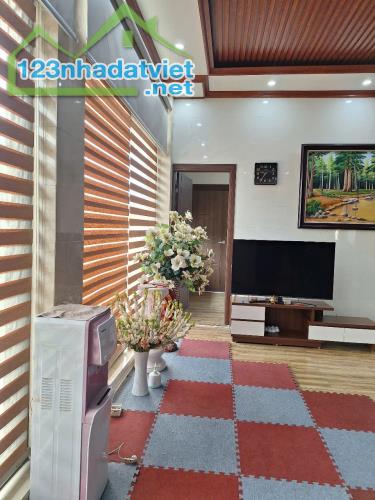 Cho thuê nhà có sân vườn mặt phố Ngọc Thụy, Long Biên, HN. Dt 550m2 - 1