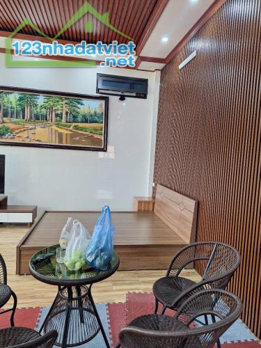 Cho thuê nhà có sân vườn mặt phố Ngọc Thụy, Long Biên, HN. Dt 550m2