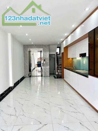 BÁN NHÀ THẠCH BÀN - Ô TÔ VÀO NHÀ - 60M2 NHỈNH 8 TỶ