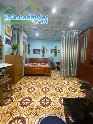 Bán BÁN CĂN HỘ TẬP THỂ - VỊ TRÍ CỰC ĐẸP GẦN HỒ TÂY  Vị trí đắc địa: Cách mặt phố chỉ 1 nhà