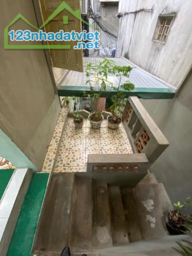 Bán BÁN CĂN HỘ TẬP THỂ - VỊ TRÍ CỰC ĐẸP GẦN HỒ TÂY  Vị trí đắc địa: Cách mặt phố chỉ 1 nhà - 1