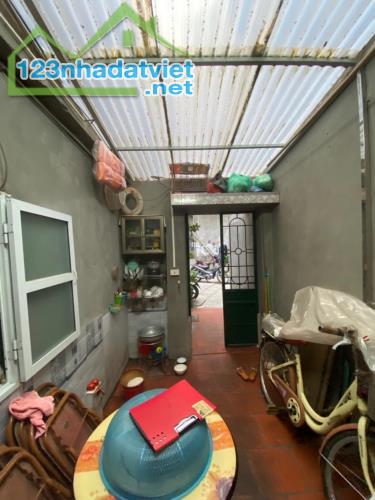 Bán BÁN CĂN HỘ TẬP THỂ - VỊ TRÍ CỰC ĐẸP GẦN HỒ TÂY  Vị trí đắc địa: Cách mặt phố chỉ 1 nhà - 2