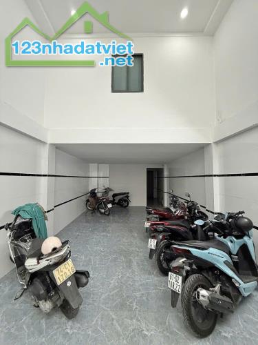 BÁN CHDV NGAY PHẠM VĂN ĐỒNG - SÁT SÂN BAY - 90 M2 - 9 PHÒNG - 5 TẦNG - THANG MÁY - 2