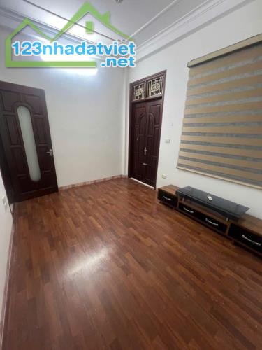 Bán nhà Dịch Vọng Hậu – 52m2 – MT5,2m – 5 Tầng – Giá 12,9 tỷ .