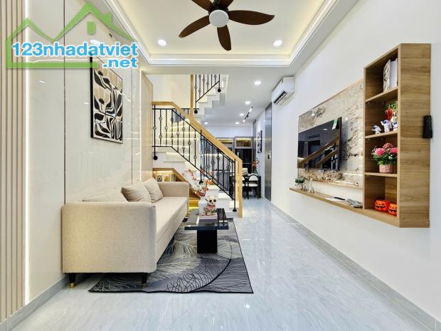 Cần bán nhà thông minh Smart Home, sát siêu thị Emart 2, đường Phan Huy Ích, Gò Vấp.